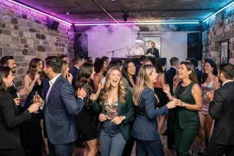 Groupe de personnes qui dansent dans une boîte de nuit à Marseille avec ambiance lumineuse colorée