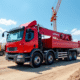 Camion rouge 10 tonnes avec plateforme sur un chantier
