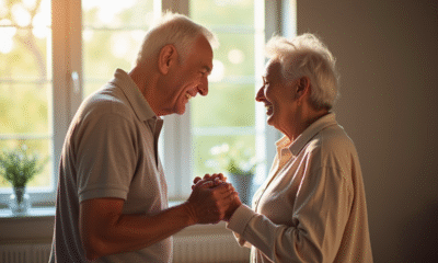 Couple âgé souriant dans un salon lumineux