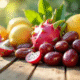 Sélection de fruits d'été avec la lettre D sur une table ensoleillée