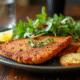 Schnitzel milanaise bien présentée sur une table en bois rustique